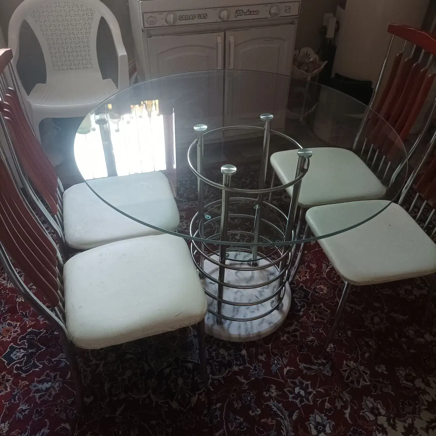 میز ناهارخوری.میز خاطره.صندلی راک.قفسه.گلدان|میز و صندلی غذاخوری|مشهد, شهید بهشتی|دیوار