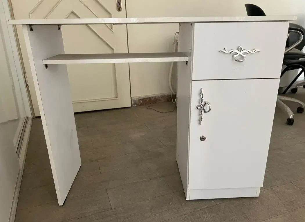 فروش میز ناخن کار ومیز منشی وسرشور... در حد نو|آرایشگاه و سالنهای زیبایی|تهران, سعادتآباد|دیوار