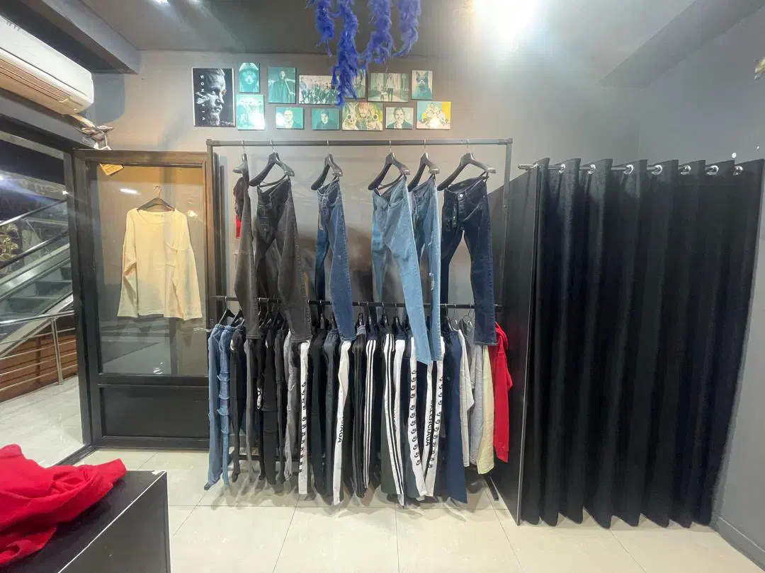 فروش لباس مردانه و ویترین به صورت یکجا|فروشگاه و مغازه|ایلام, |دیوار