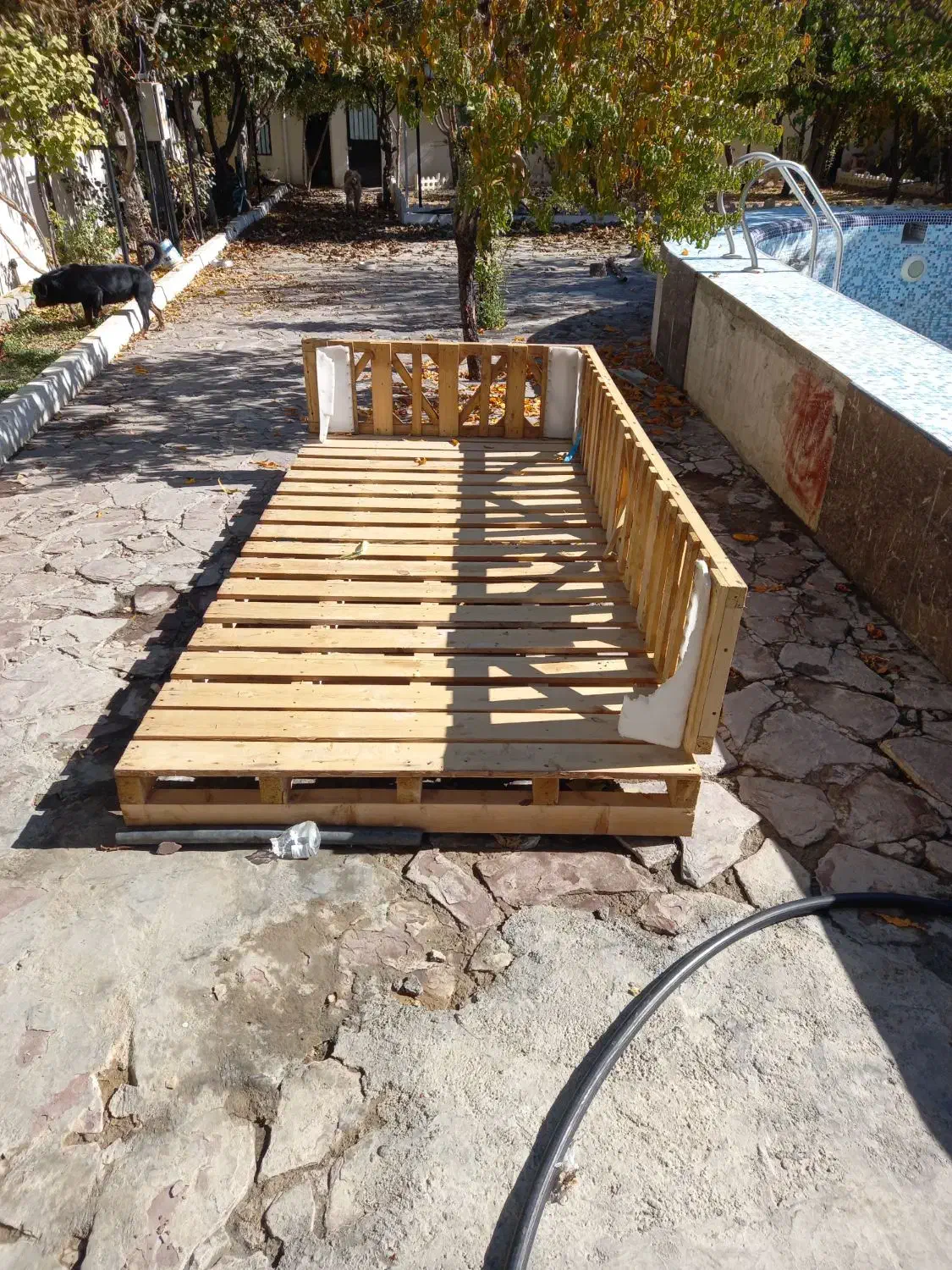 یک عددنیمکت چوبی بزرگ|صندلی و نیمکت|سنندج, |دیوار