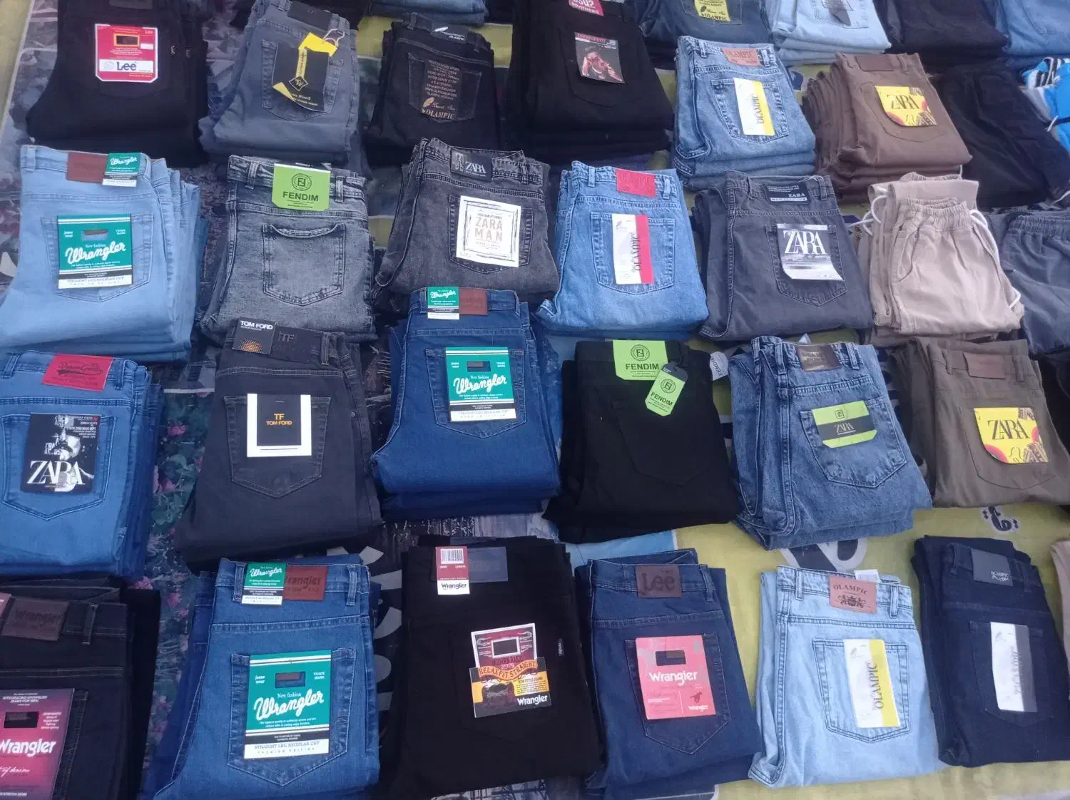 دورس شلوار لی. و اسلش|لباس|اشتهارد, |دیوار