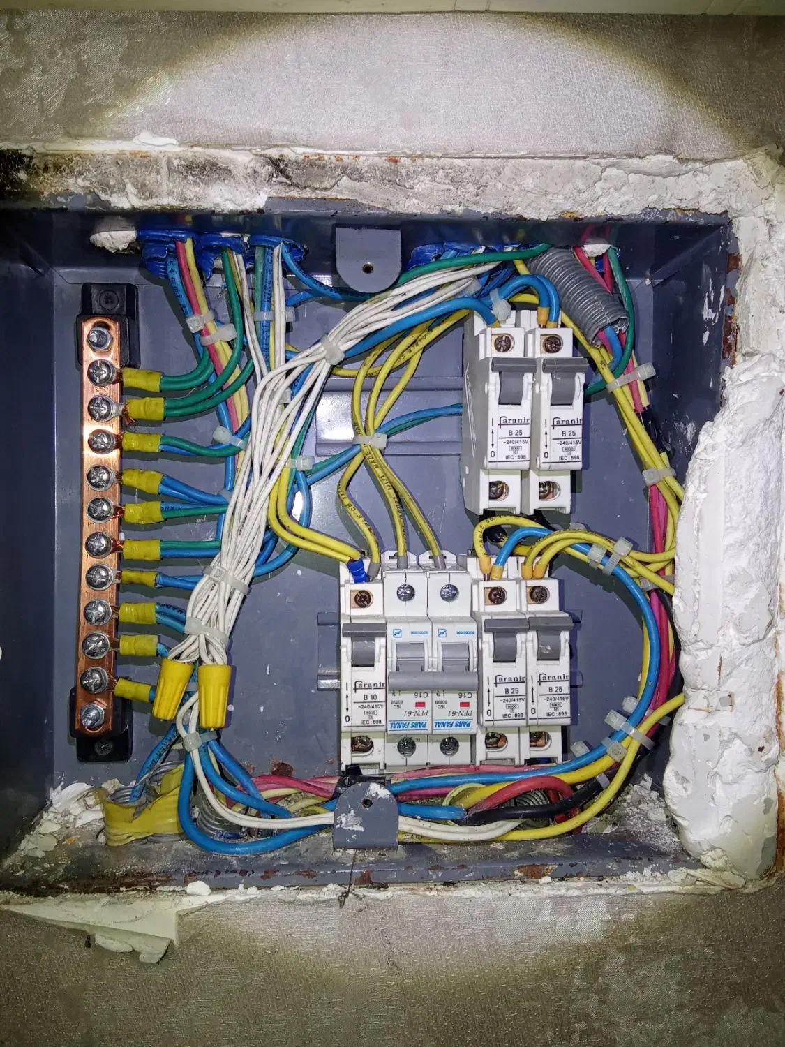 برق کار برقکاری نصب ایفون وعیب یابی ساختمان|خدمات پیشه و مهارت|دوگنبدان, |دیوار