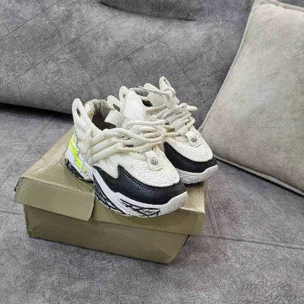 کفش اسپرت سالم بدون پارگی|کفش و لباس بچه|دزفول, |دیوار