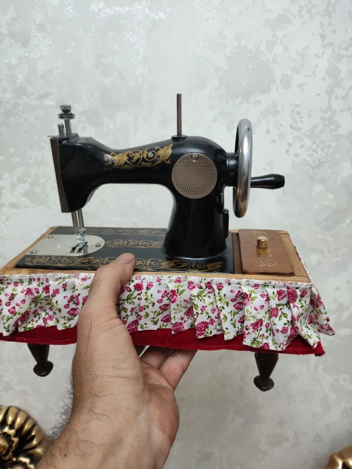 چرخ خیاطی روسی کوچکفلزی قدیمی(ارسال از تبریز)|کلکسیون اشیاء عتیقه|تهران, سلسبیل شمالی|دیوار