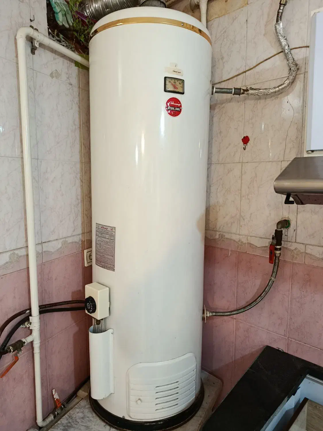 مقداری وسایل شامل کابینت آبگرمکن هود و...|آبگرمکن، پکیج، شوفاژ|یاسوج, |دیوار