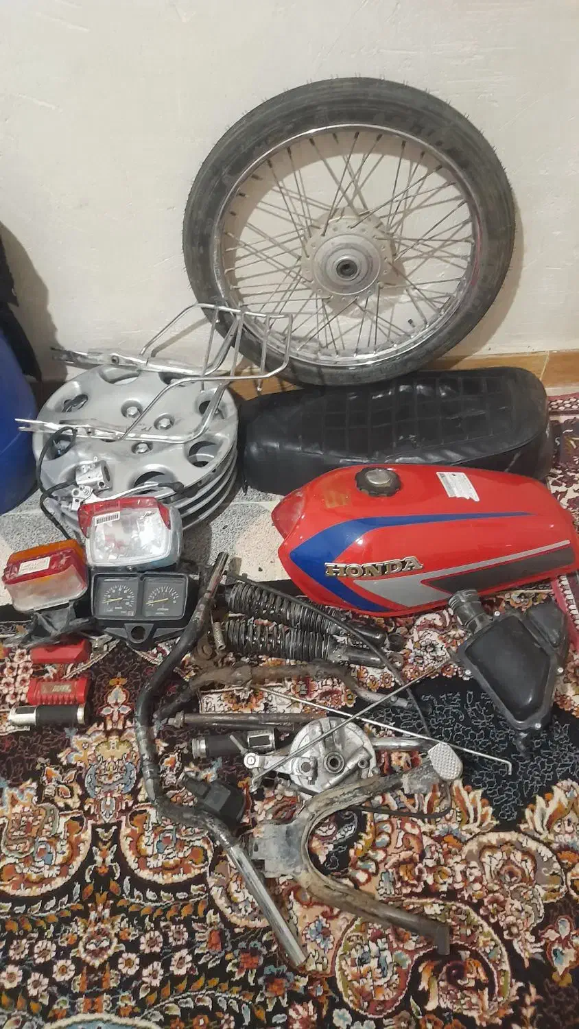 تعدادی لوازم موتور ۱۲۵|قطعات یدکی و لوازم جانبی|کرمانشاه, |دیوار