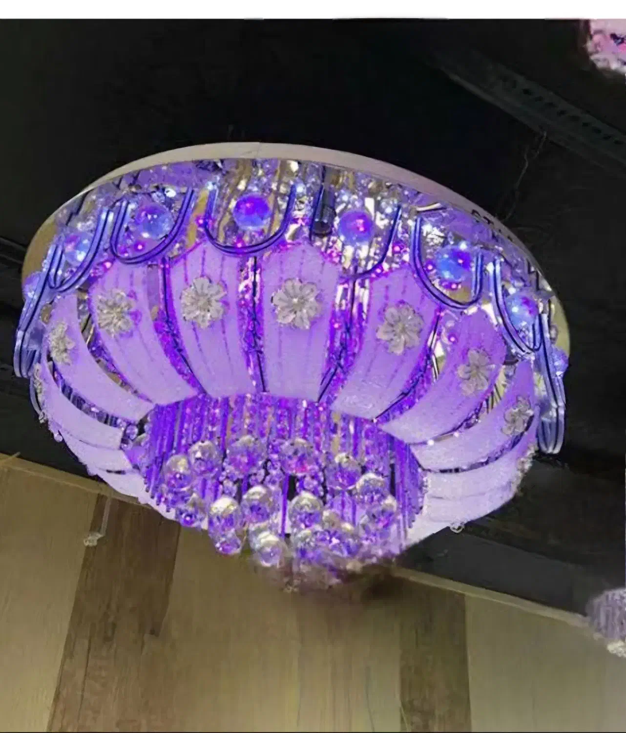 لوستر فلش خور  میباشد و به بلوتوث مبایل وصل میشود|لوستر و چراغ آویز|تهران, امام زاده عبدالله|دیوار