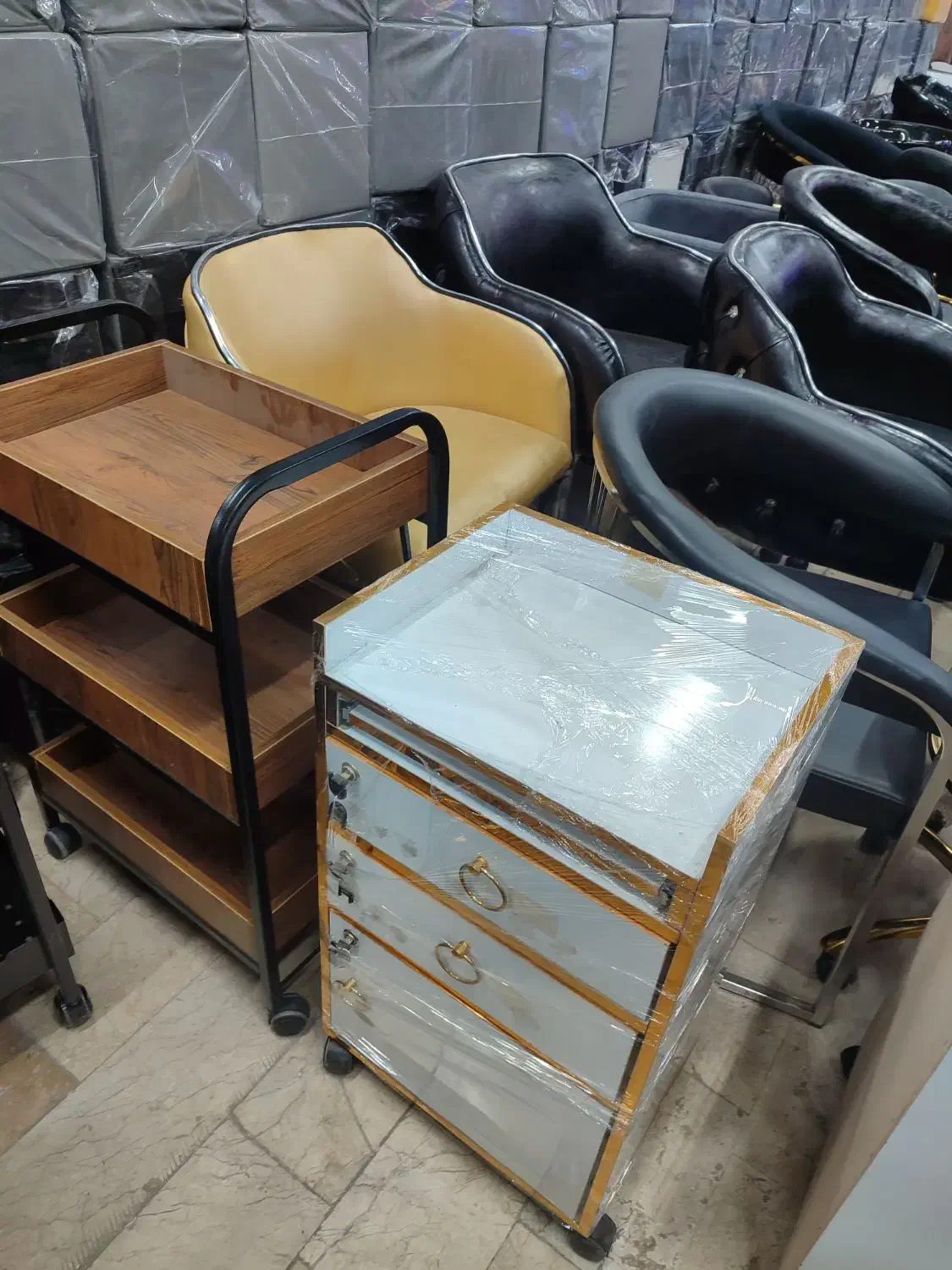 کمد سالنی ترولی سرشور ایینه اصلاح میکاپ|آرایشگاه و سالن‌های زیبایی|مشهد, طلاب|دیوار