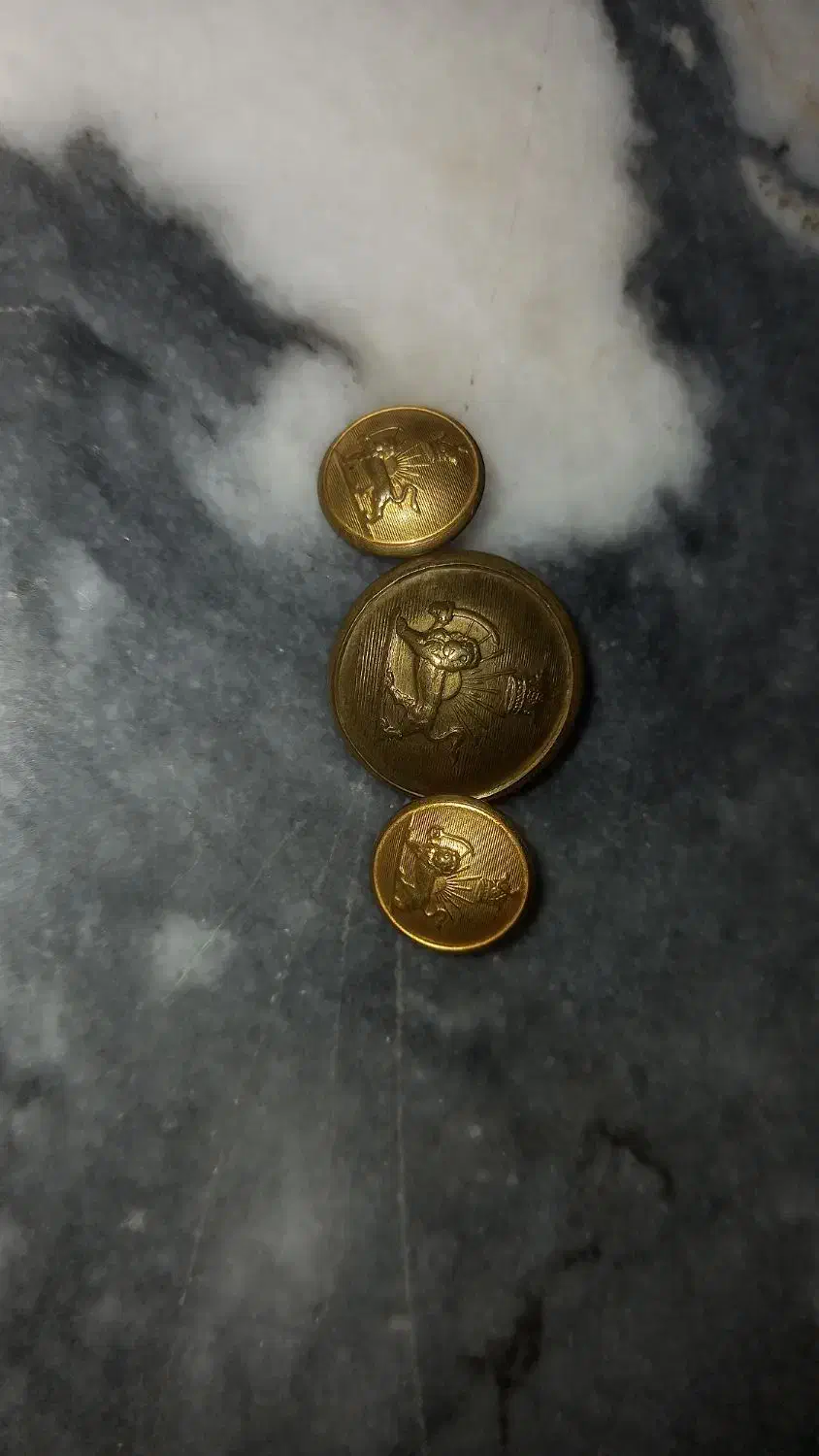 دکمه های آنتیک|کلکسیون اشیاء عتیقه|جلفا, |دیوار