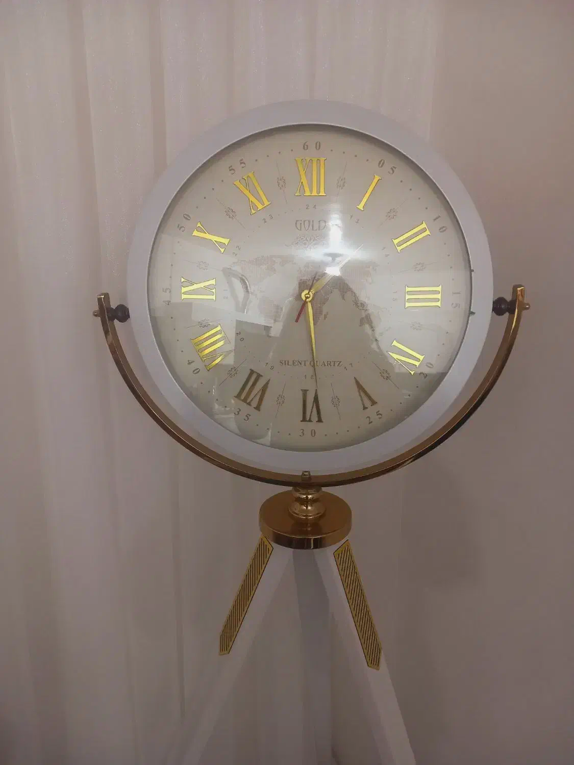 ساعت چوبی سالم در حد نو فقط ۱۶۰۰ تومن بفروش میرسد|ساعت دیواری و تزئینی|سبزوار, طبرسی (جعفرآباد)|دیوار