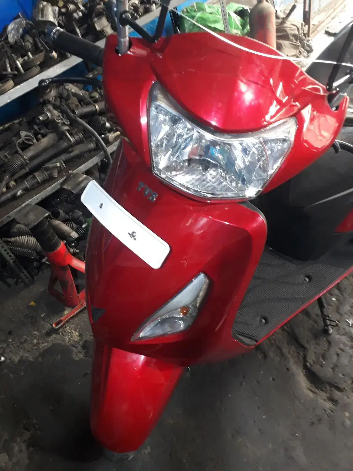 وگو. ژوپیتر. تی وی اس|موتورسیکلت|ری, شهادت|دیوار