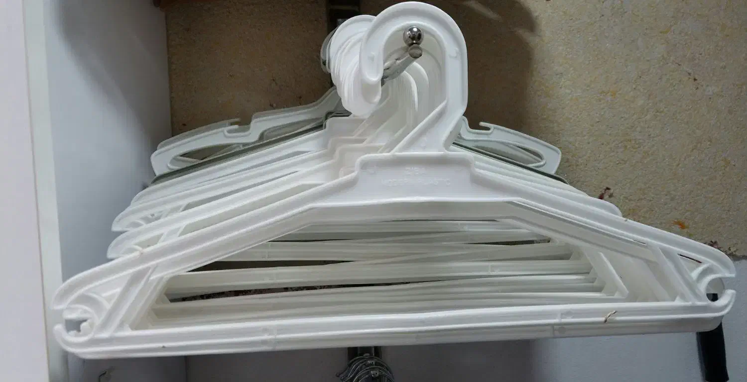 چوب لباسی سفید|بندرخت و رخت‌آویز|لاهیجان, انقلاب|دیوار