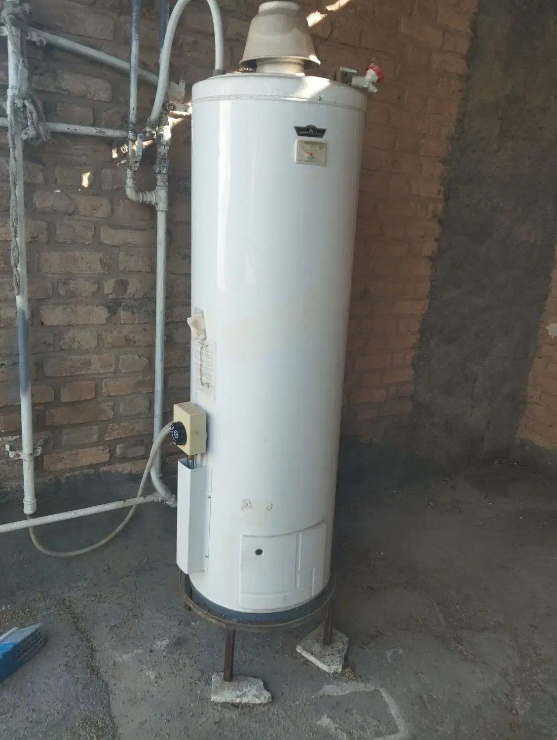 ابگرمکن با چهارپایه زیرش درحدنو|آبگرمکن، پکیج، شوفاژ|شوش, |دیوار