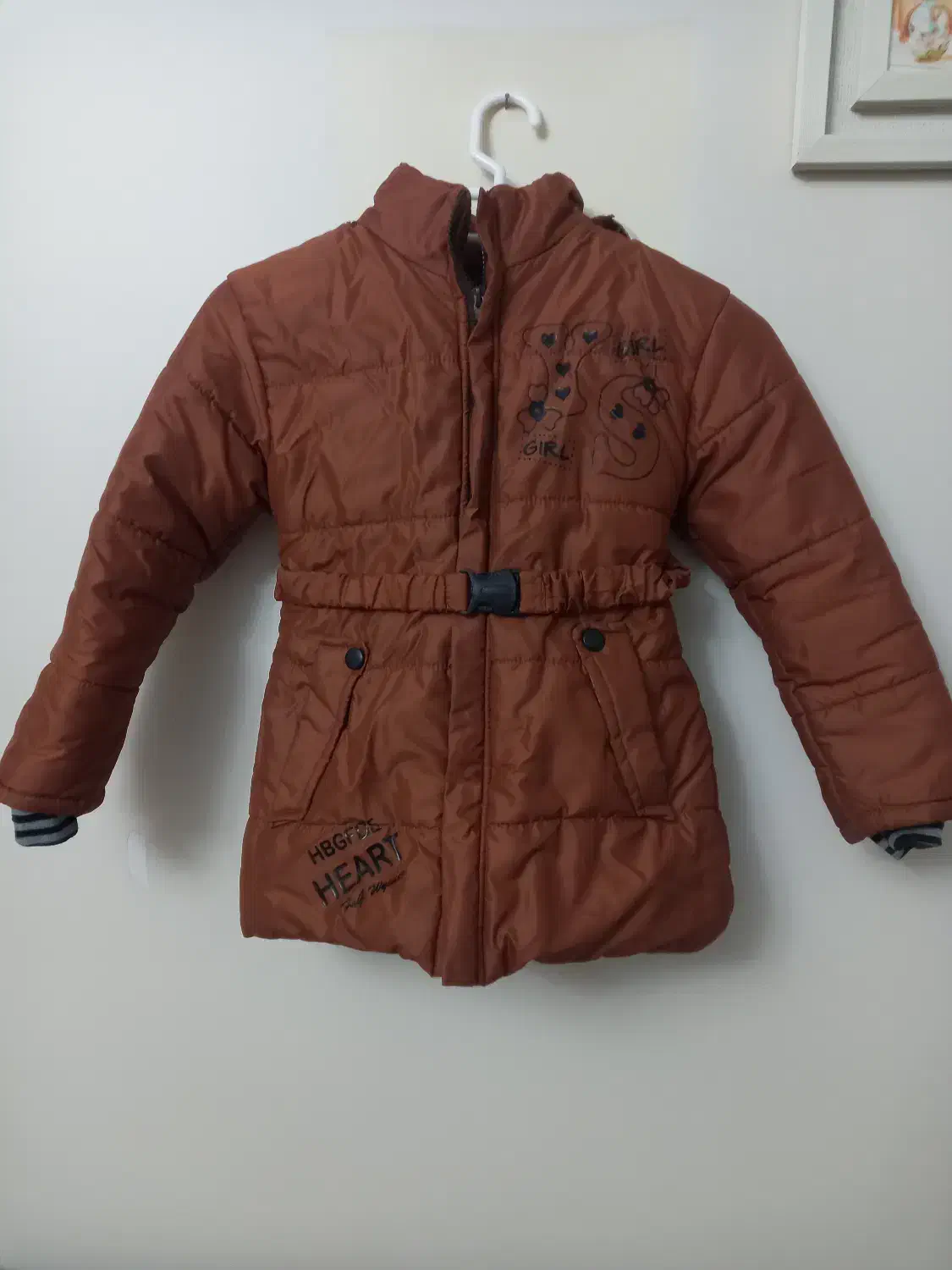 کاپشن|لباس|فردیس, فردیس|دیوار