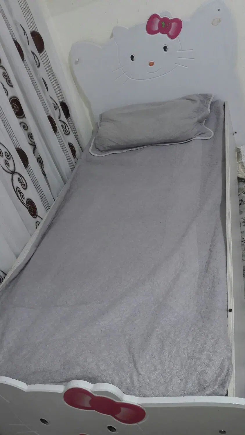 تخت وکیوم (طرح کیتی)|تخت و صندلی بچه|یاسوج, |دیوار