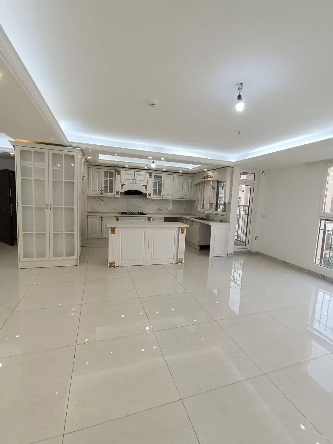 سعادت آباد ۱۳۵متر ۳ خواب /نوساز/غرق در نور