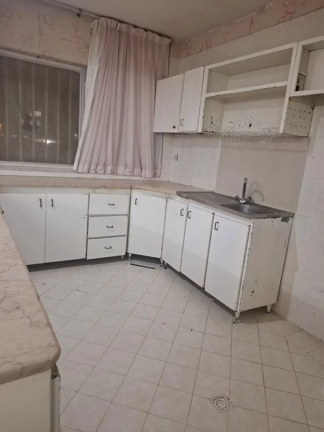 کابینت بدنه سفیددرب سفیدفلزی بدون پوسیدگی در حد نو|مصالح و تجهیزات ساختمان|کرمان, |دیوار