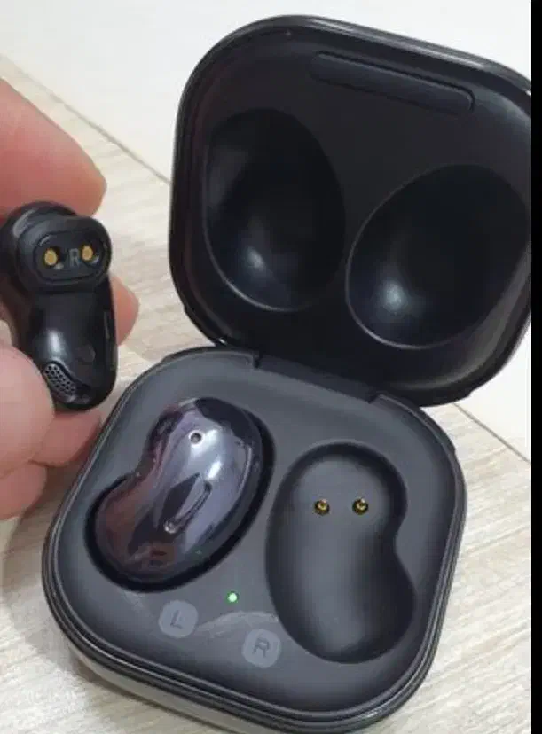 ارپاد سامسونگ بادز لایو اصلی کیفیت بالا|لوازم جانبی موبایل و تبلت|قم, شهرک مهدیه (مدرس)|دیوار