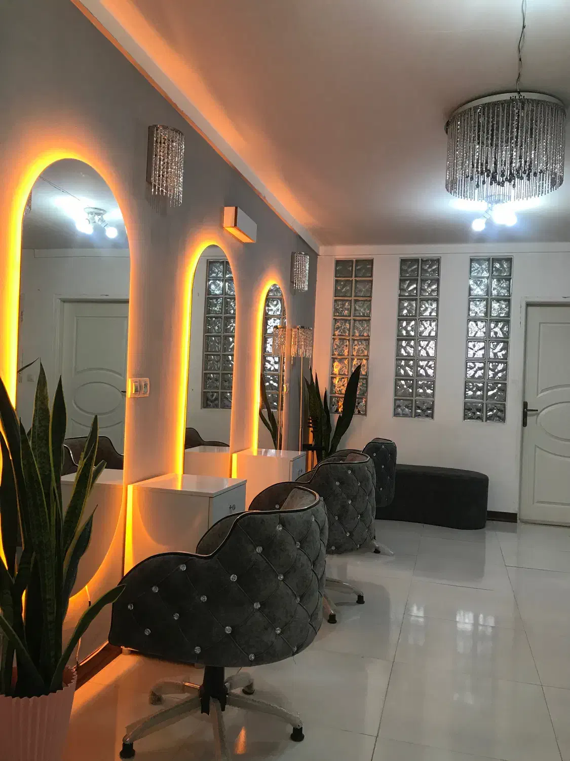 فروش تمامی وسایل سالن زیبایی ب دلیل مهاجرت|آرایشگاه و سالنهای زیبایی|بابل, |دیوار