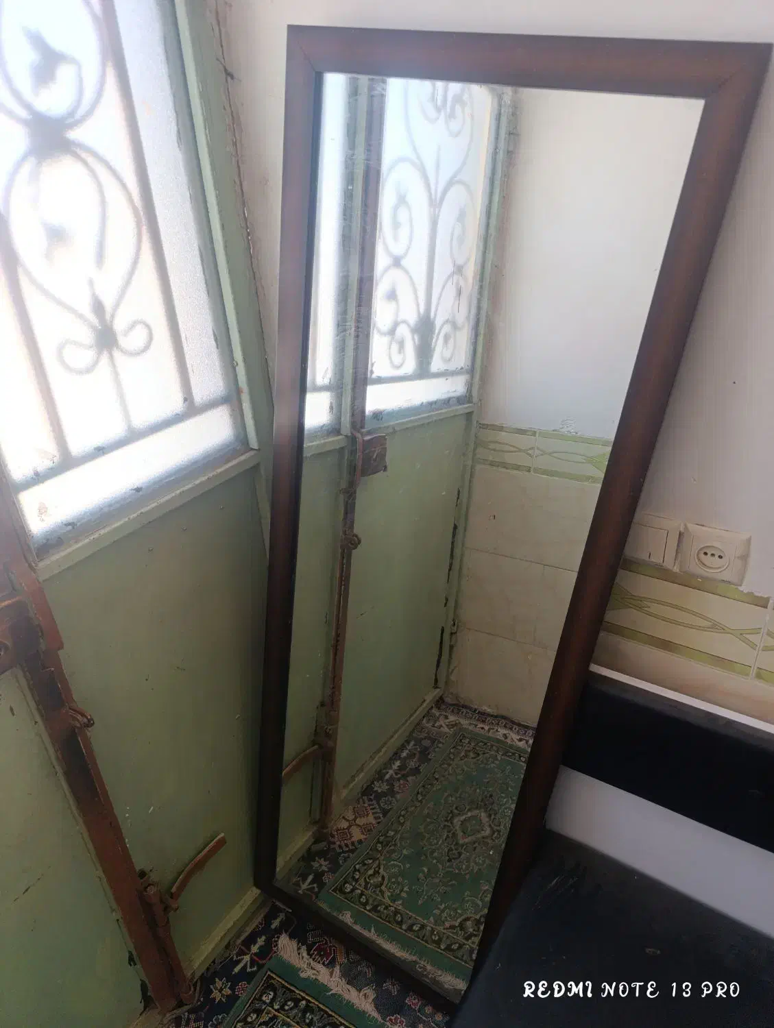 ایینه و مبل صندلی|صندلی و نیمکت|نگار, |دیوار