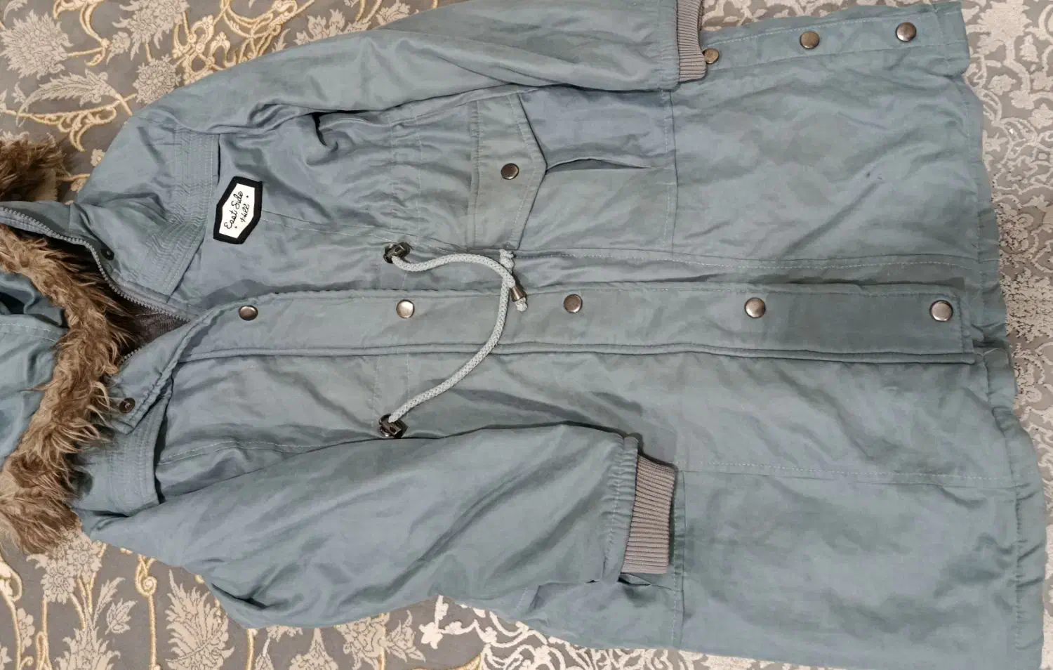 پالتو|لباس|زابل, |دیوار