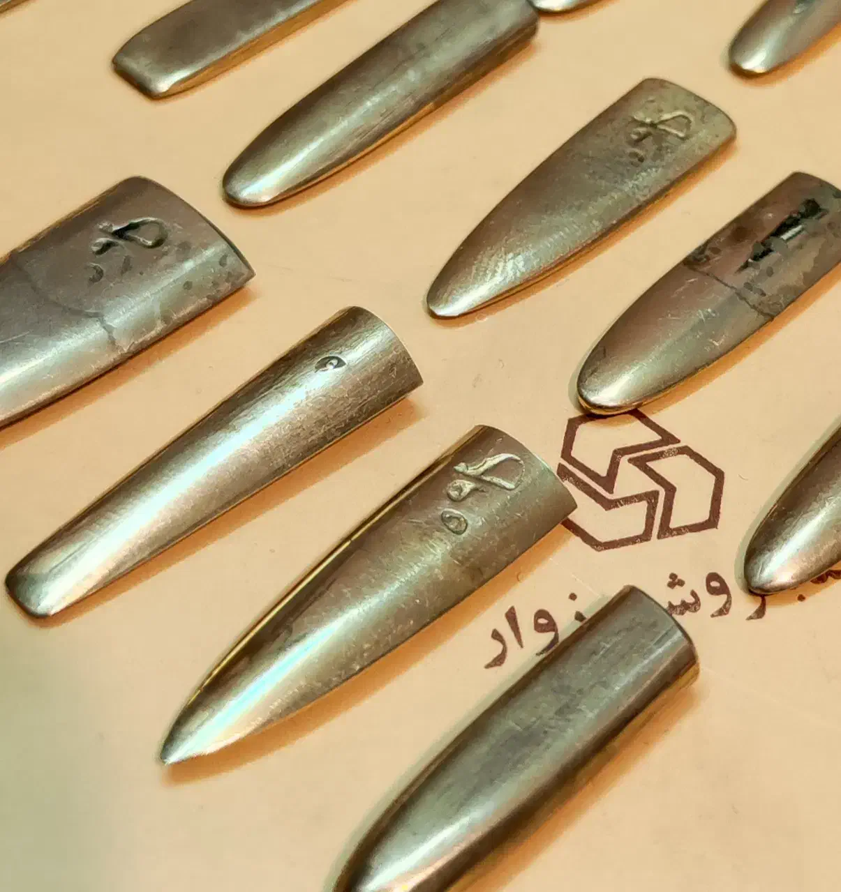 هشت مضراب تار|سازهای سنتی|زاهدان, |دیوار