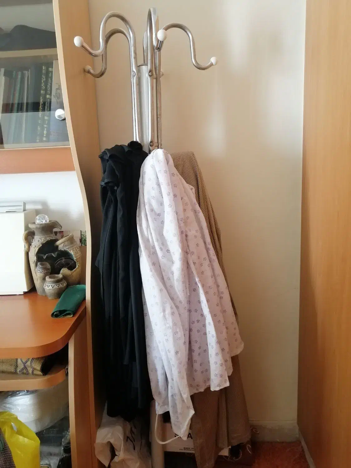 لباس آویز ایستاده|بندرخت و رختآویز|اهواز, شهرک نفت|دیوار