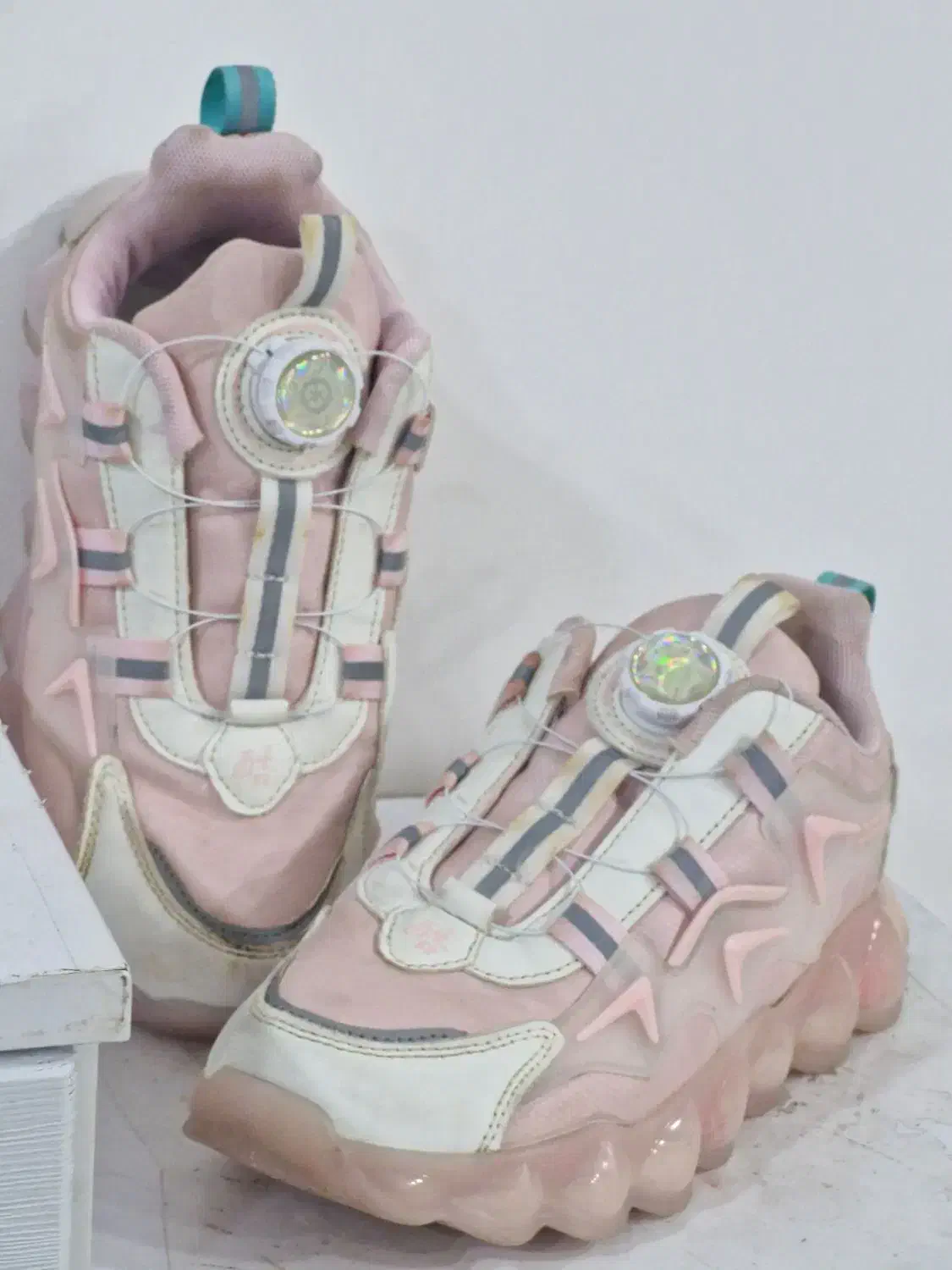 کفش و نیم بوت|کیف، کفش، کمربند|دوگنبدان, |دیوار