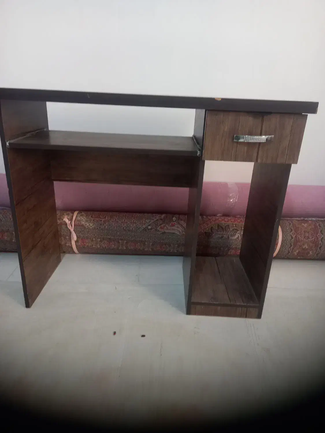 میز ‌کامپیوتر|میز تحریر و کامپیوتر|میانه, |دیوار