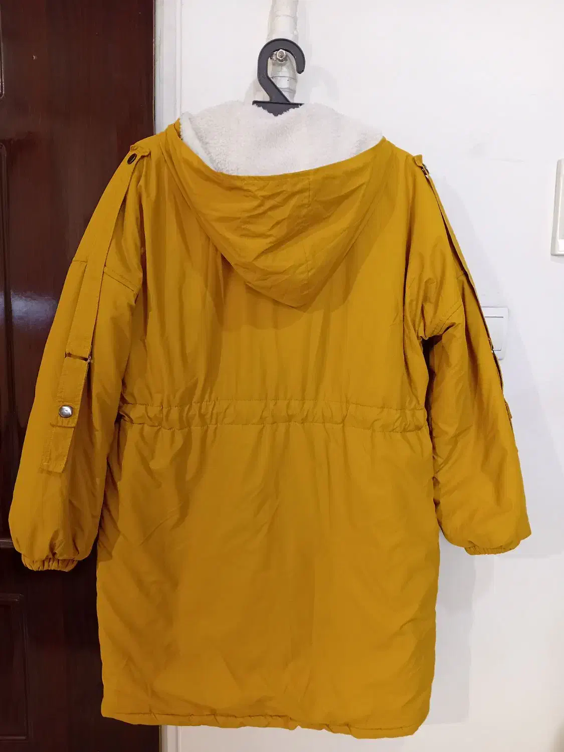 کاپشن|لباس|تهران, آهنگ|دیوار