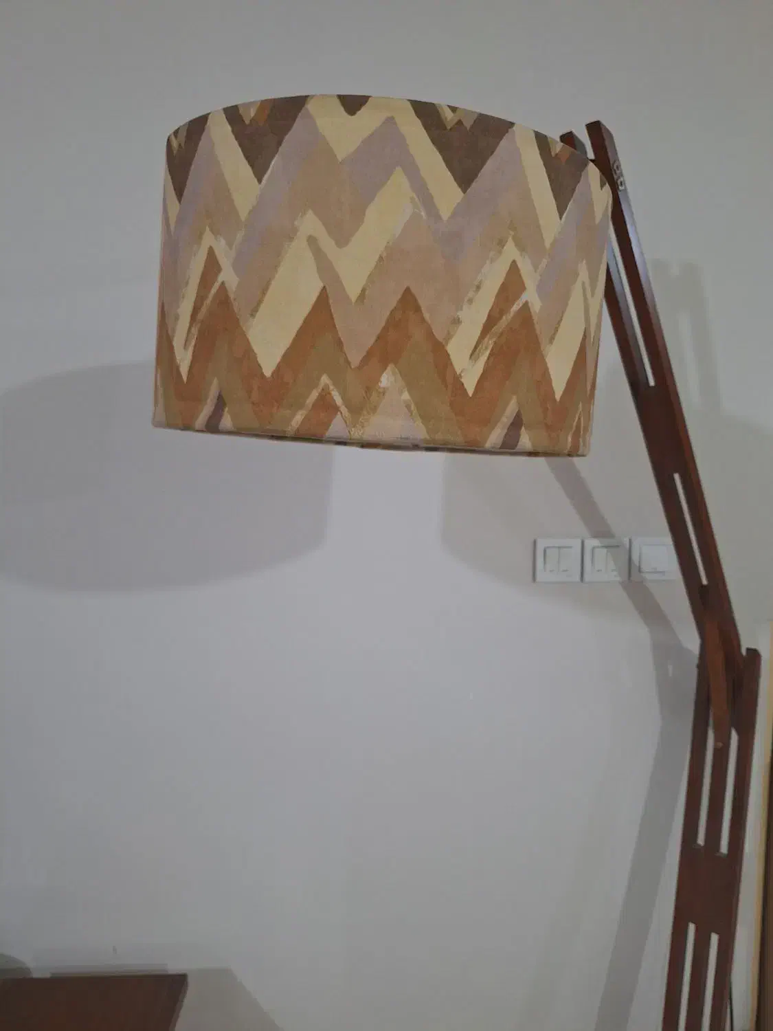 آباژور ایستاده چوبی|چراغ خواب و آباژور|کرج, فاز ۳ گوهردشت|دیوار