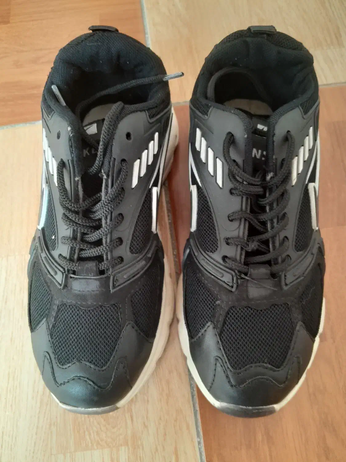 کفش ودمپایی|لباس|دورود, |دیوار