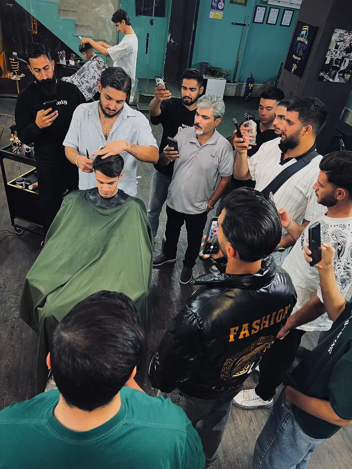 آموزشگاه آرایشگری|خدمات آموزشی|اندیشه, اندیشه فاز ۱|دیوار