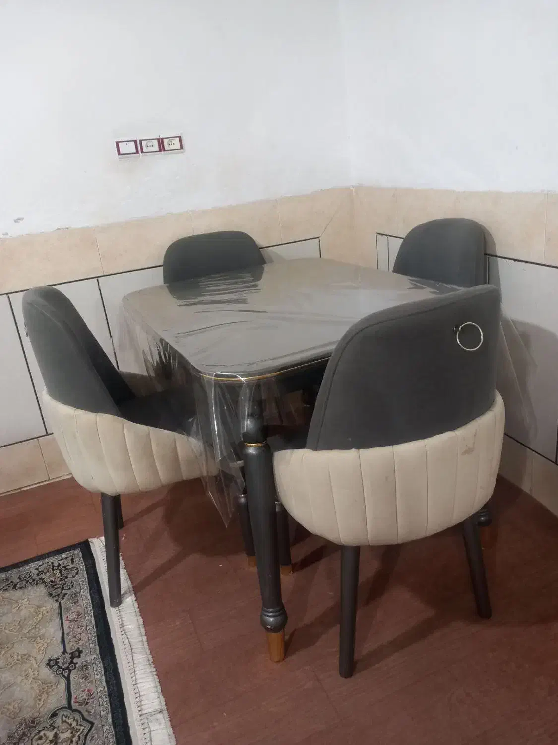 میز غذا خوری ۴نفره|میز و صندلی غذاخوری|الیگودرز, |دیوار