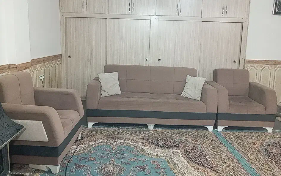 مبل ۸ نفره سالم همراه جلو مبلی و میز عسلی|مبلمان خانگی و میز عسلی|نقده, |دیوار
