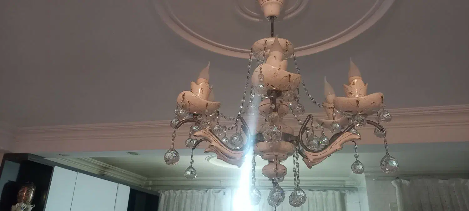 دو لوستر سفید با رگه طلایی ۶ شاخه (۱۲شاخه)|لوستر و چراغ آویز|تهران, دانشگاه شریف|دیوار