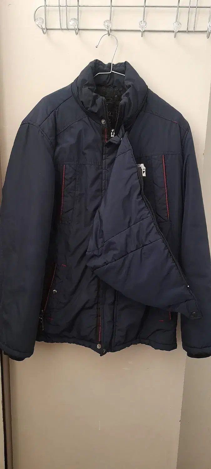 کاپشن|لباس|قم, چهل درخت‎|دیوار