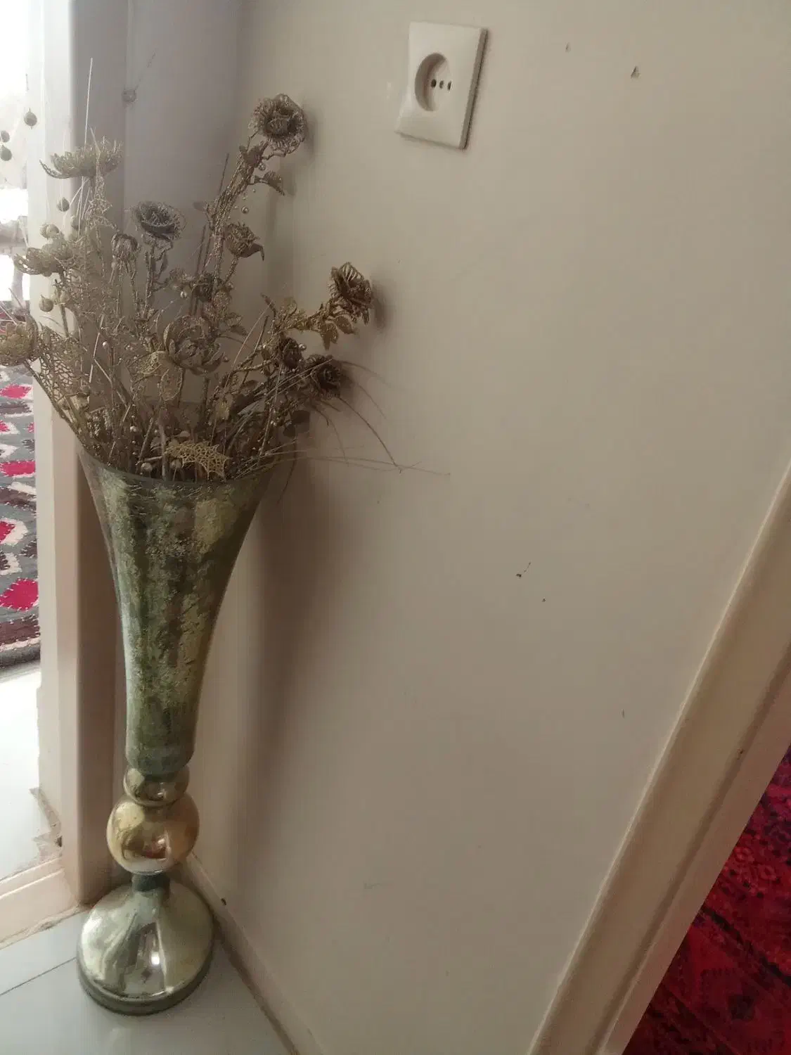 یه عدد گلدان با گل‌های طلایی|گل مصنوعی|اصفهان, ابر|دیوار