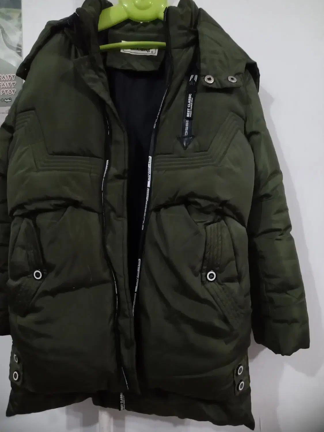 کفش وکاپشن|لباس|رشت, پیرکلاچای|دیوار