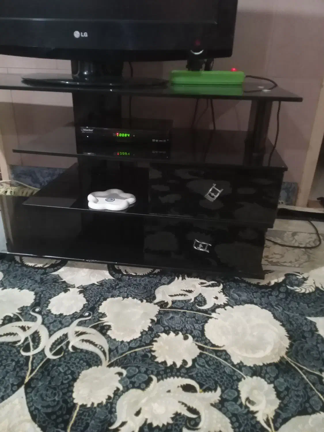 میز ششیه ای تلویزیون سالم دارای دو کشو|میز تلویزیون|سیرجان, |دیوار