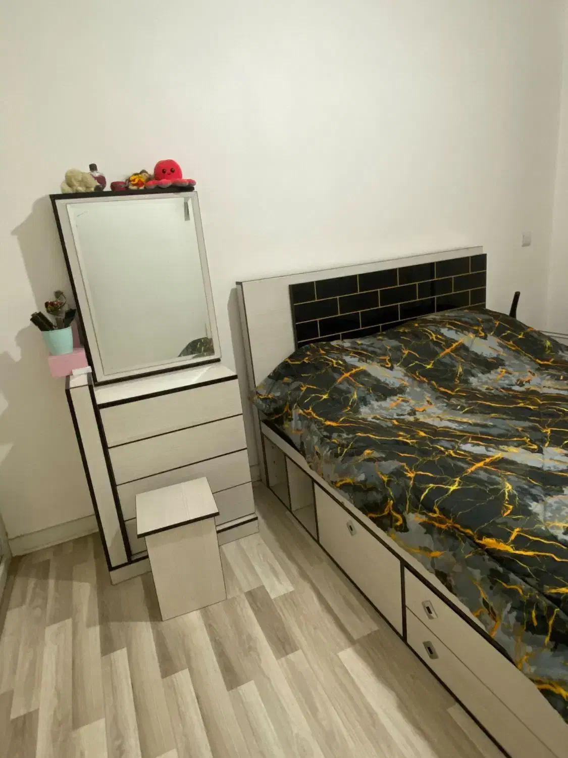 سرویس خواب همراه پاتختی و دراور|تخت و سرویس خواب|لاهیجان, گلستان|دیوار