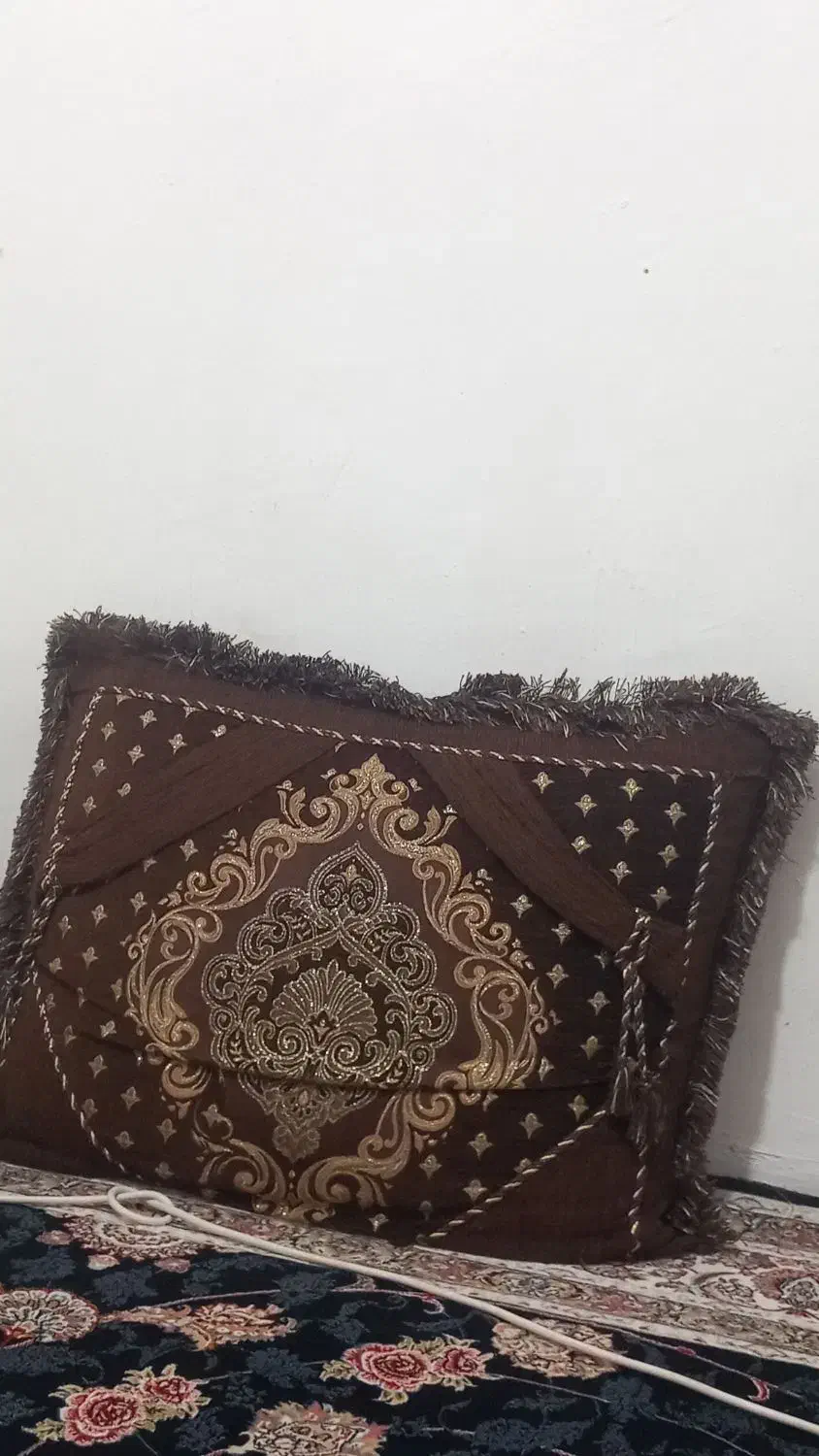 پشتی تکیه ای|پشتی|شیراز, کوشک میدان|دیوار