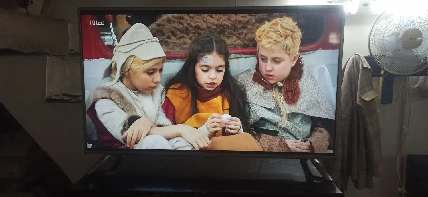 ال ای دی ۵۰ اینچ الجی دور نقره ای پایه کنار|تلویزیون و پروژکتور|همدان, |دیوار