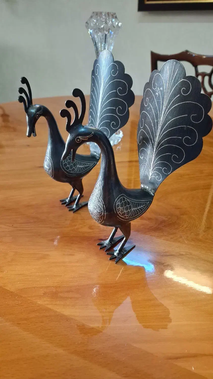 مجسمه طاووس فولادی نقره کوب عتیقه|کلکسیون اشیاء عتیقه|قم, زنبیل آباد|دیوار