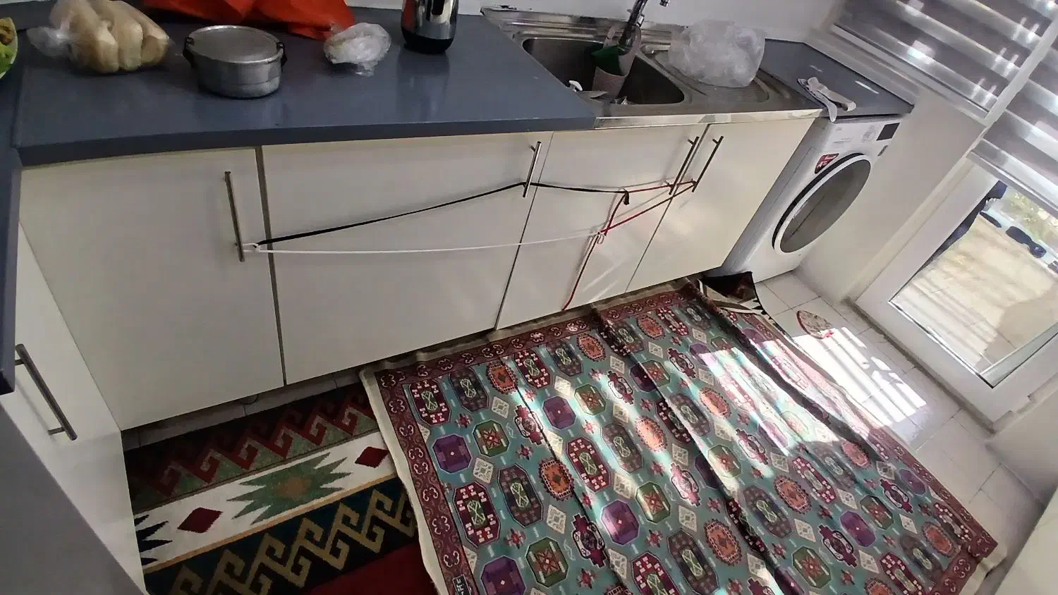 کابینت سالم رنگ سفید همراه با هود و سینک و گاز|جاکفشی، کمد، دراور|تهران, ستارخان|دیوار