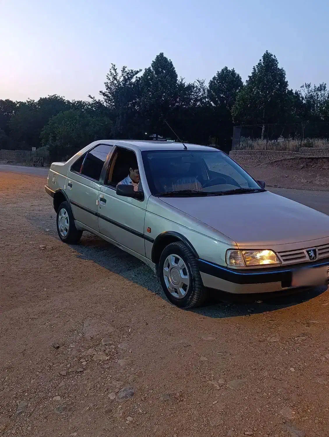 405مدل 84|خودرو سواری و وانت|بروجرد, |دیوار