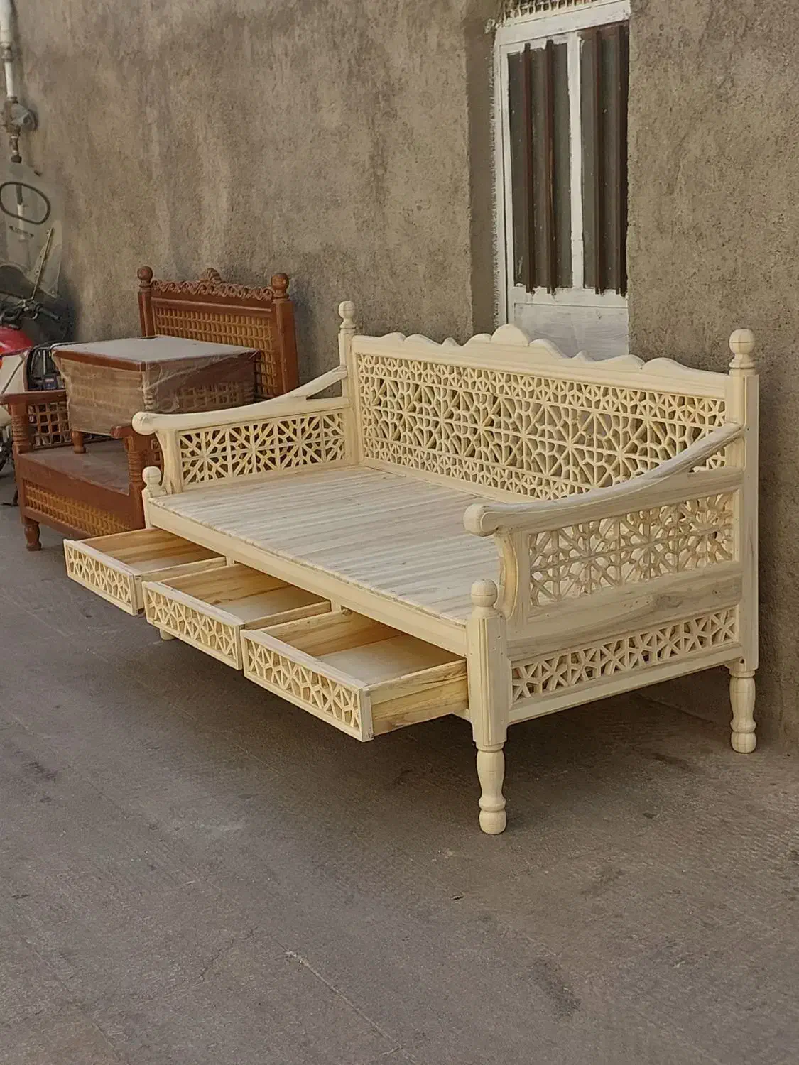 شاهنشین سنتی همراه با کشوی چوبی|مبلمان خانگی و میز عسلی|قم, رضویه|دیوار