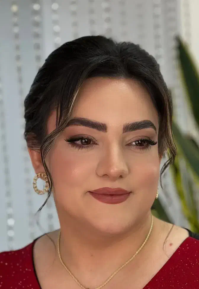 خدمات میکاپ و شینیون|خدمات آرایشگری و زیبایی|مشهد, کارمندان دوم|دیوار