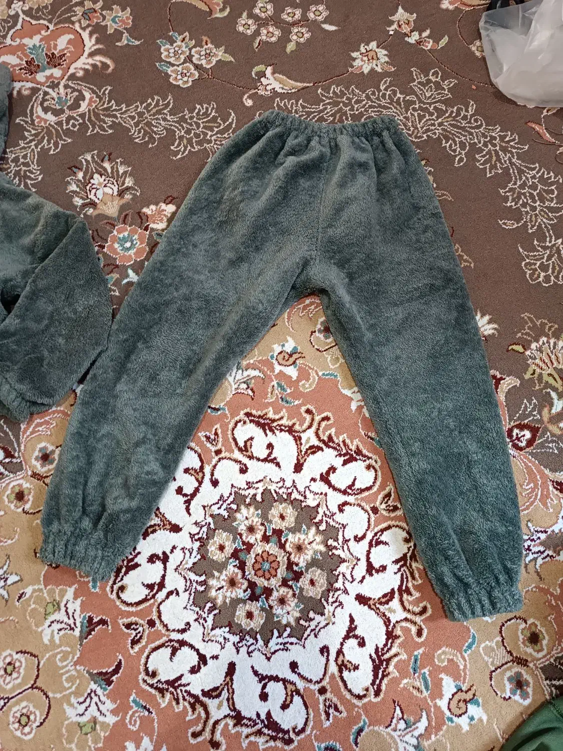 لباس  و پوتین|کفش و لباس بچه|پرند, فاز ۵|دیوار