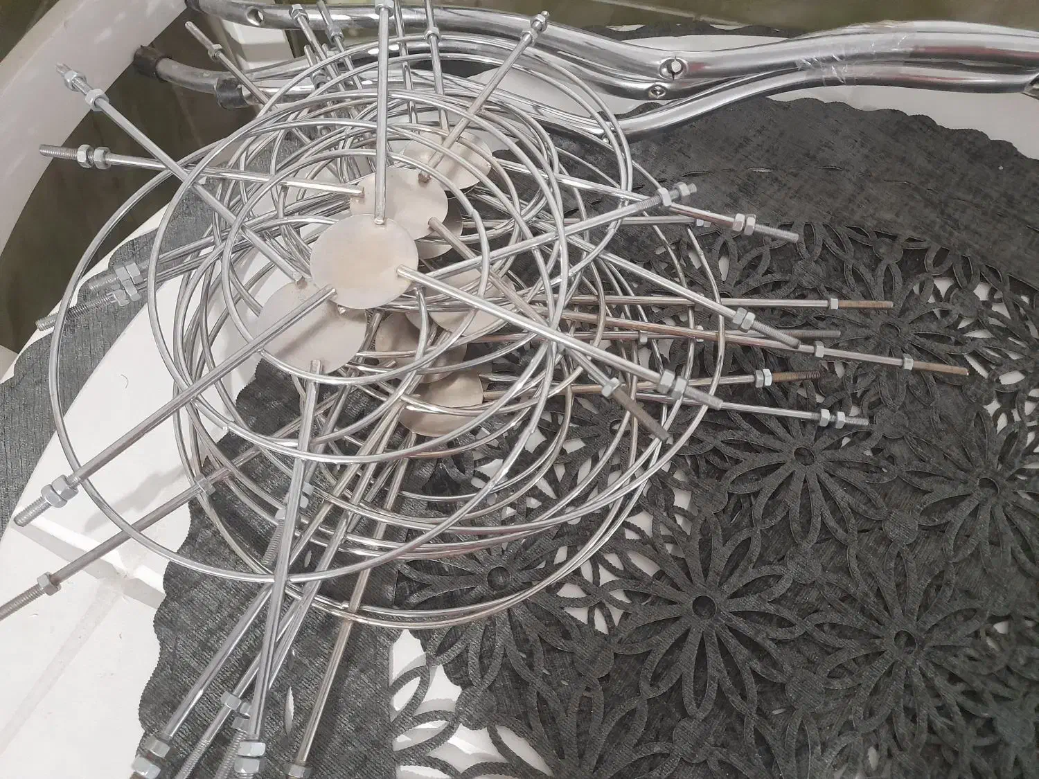 دو عدد پایه قابلمه|آب‌چکان و نظم‌دهنده ظروف|نیشابور, امام|دیوار